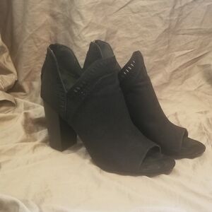Madden Girl Black Open Toe Booties. Size 9.5. Approx 4" Block Heel. Zip Up Back.